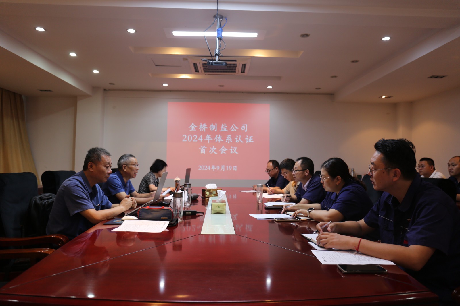 近日，金橋制鹽公司通過北京世標認證中心審核，給予食品安全管理體系、環(huán)境管理體系和職業(yè)健康安全管理體系認證“保持認證資格”的監(jiān)督審核結論，給予質量管理體系認證“再次注冊”的再認證審核結論。通過審核，是對公司精細化管理成果的檢驗，促進公司內控管理水平持續(xù)提升。（李曉月）